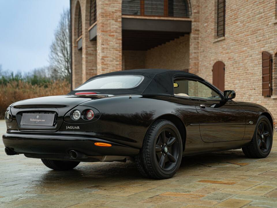 Image 7/50 of Jaguar XK8 4.0 (2006)