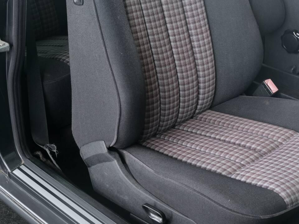 Bild 50/50 von Mercedes-Benz 300 CE (1991)