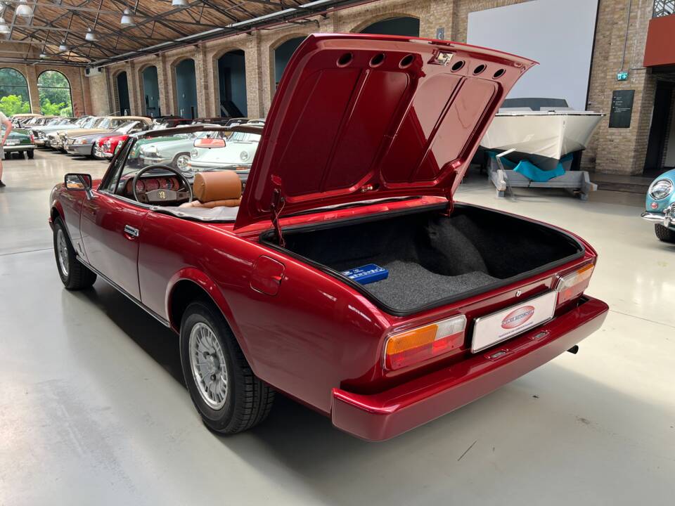 Image 22/28 of Peugeot 504 Convertible (1981)
