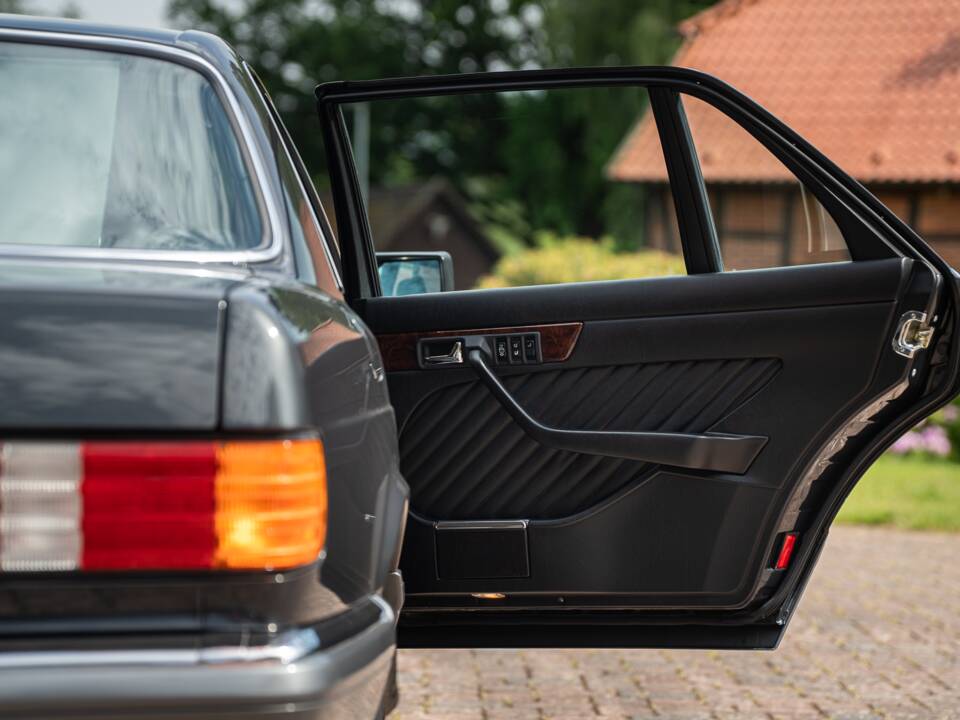 Image 43/91 of Mercedes-Benz 560 SEL (1990)