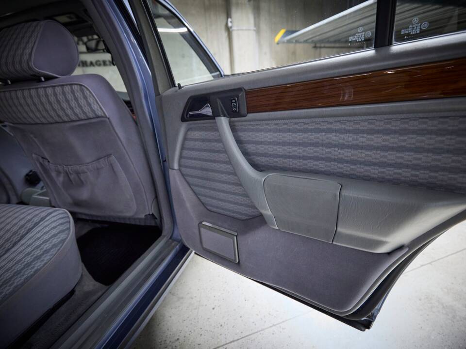 Image 84/100 of Mercedes-Benz 230 TE (1990)