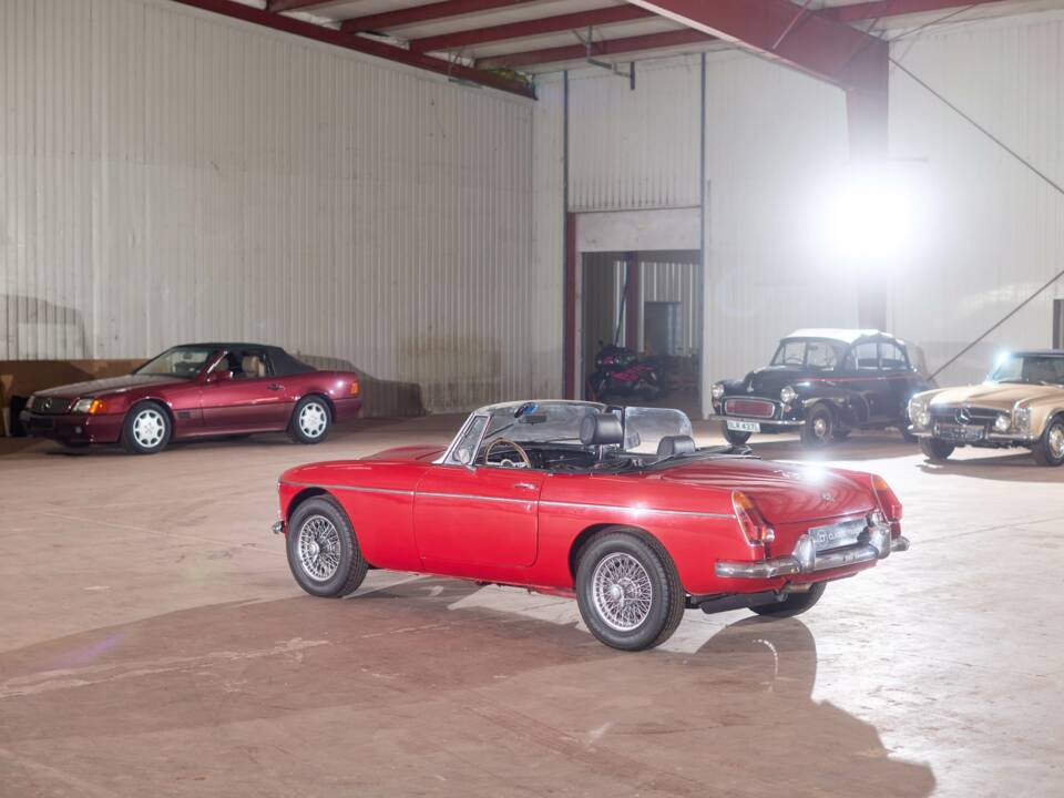 Image 15/27 of MG MGB GT (1972)