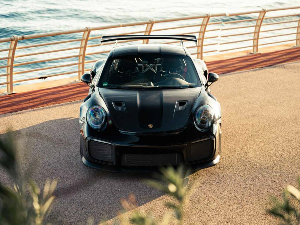 Image 2/20 of Porsche 911 GT2 RS Weissach (2018)