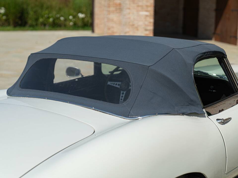 Bild 33/50 von Jaguar E-Type (1968)