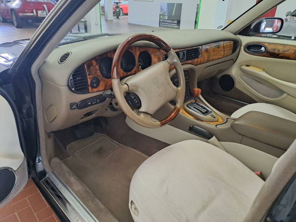 Bild 32/50 von Jaguar XJ 8 Executive (1998)