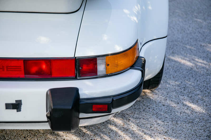 Immagine 27/31 di Porsche 911 Carrera 3.2 (1987)