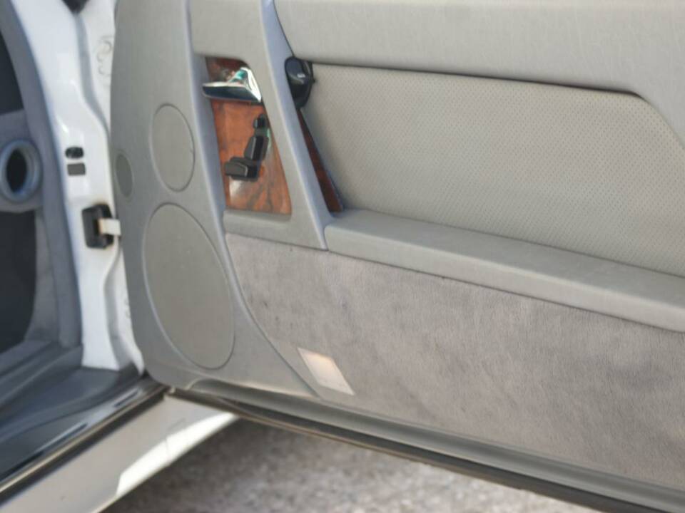 Image 33/50 of Mercedes-Benz 300 SL-24 (1989)