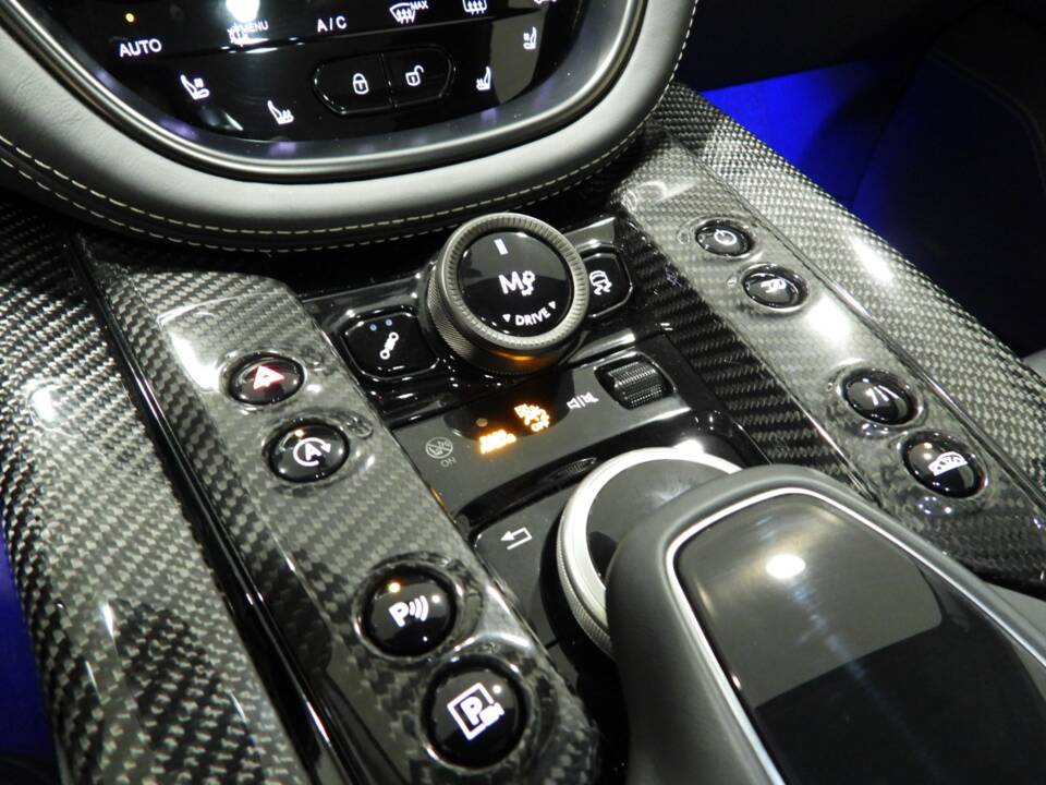 Image 9/15 of Aston Martin DBX707 (2022)