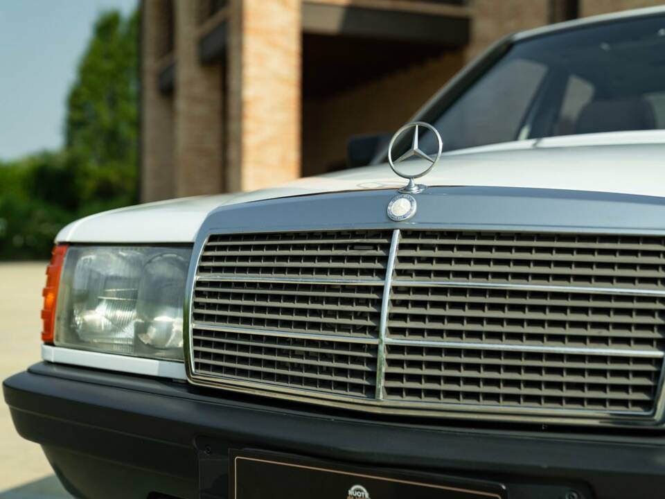 Immagine 23/45 di Mercedes-Benz 190 E (1987)