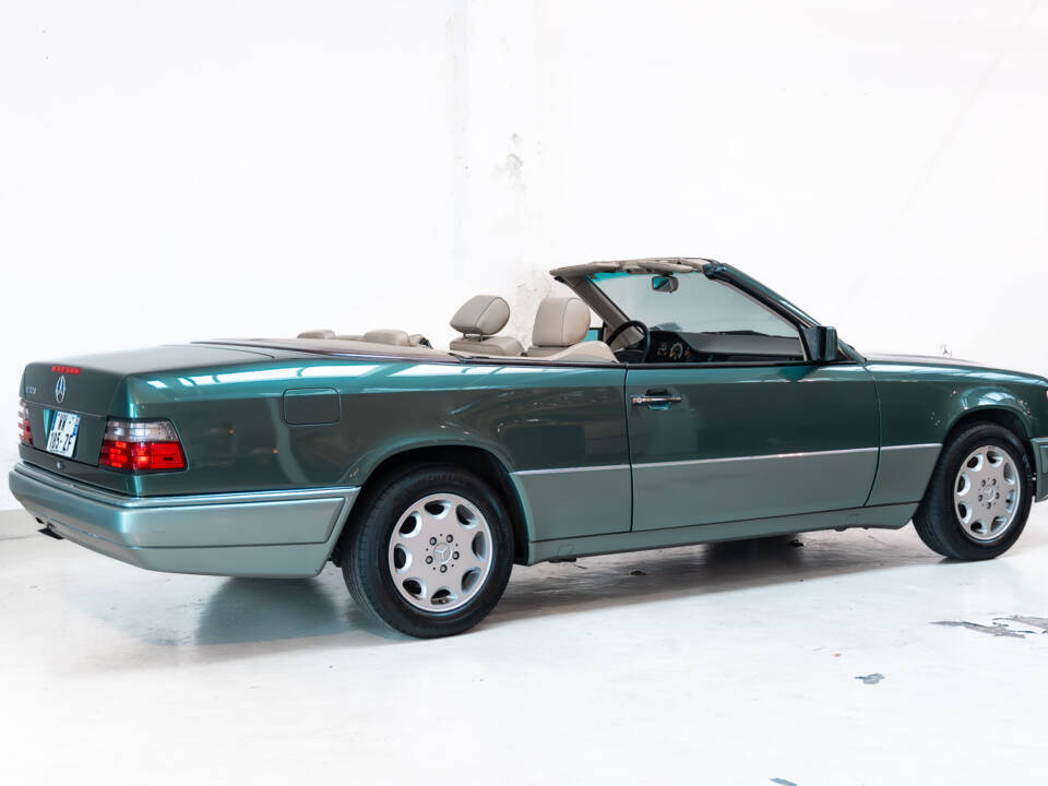 Imagen 4/27 de Mercedes-Benz E 320 (1994)