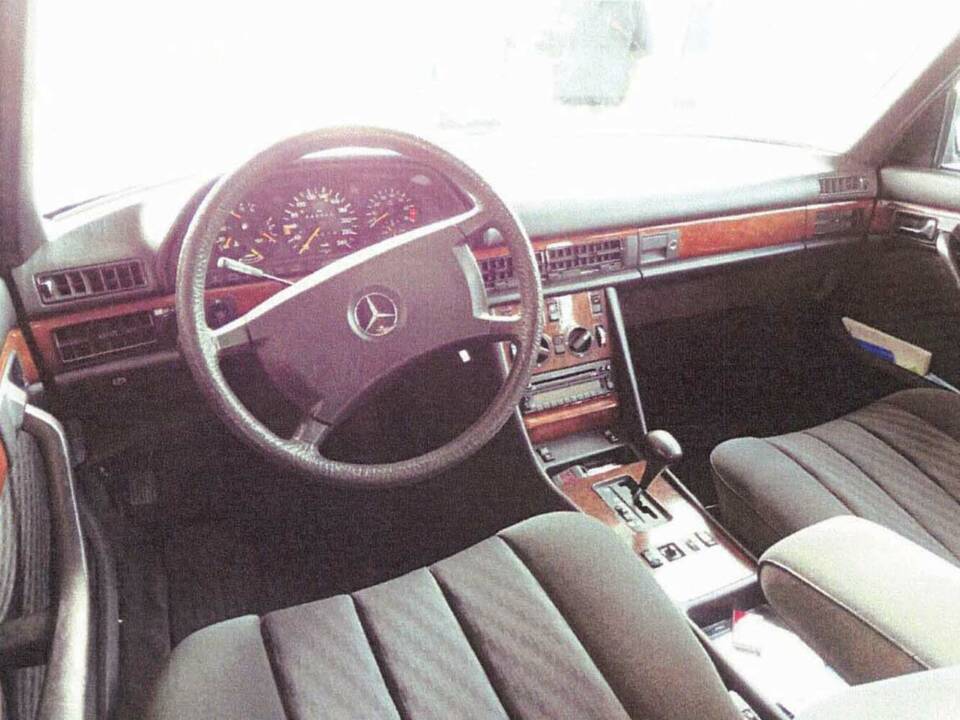 Image 6/39 of Mercedes-Benz 260 SE (1988)