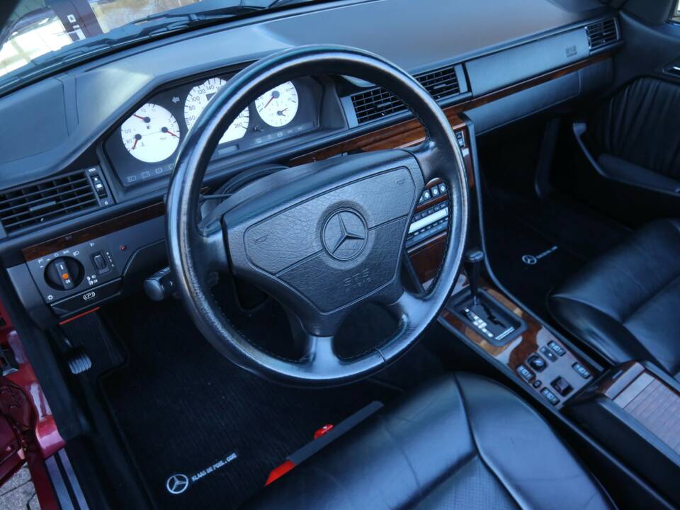 Bild 24/50 von Mercedes-Benz 300 CE-24 3.4 AMG (1993)