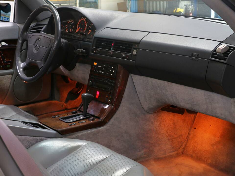 Image 16/27 of Mercedes-Benz SL 500 (1993)
