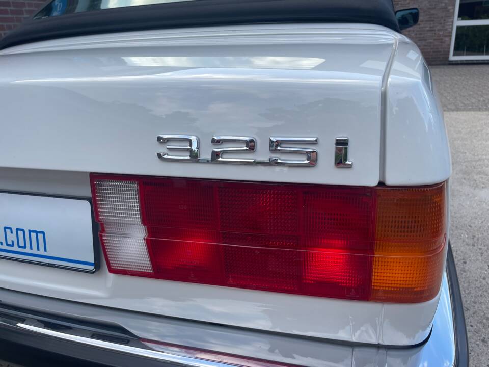 Bild 16/20 von BMW 325i (1989)