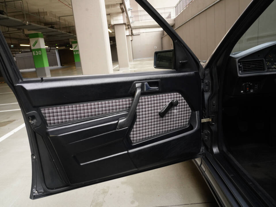 Image 26/83 of Mercedes-Benz 190 E 2.3-16 (1984)