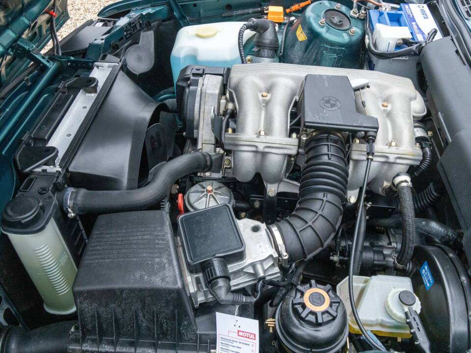 Image 22/50 of BMW 316i Touring (1993)