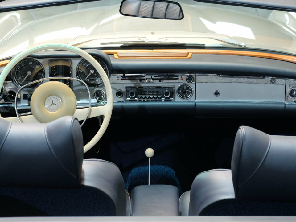 Image 21/36 of Mercedes-Benz 280 SL (1969)