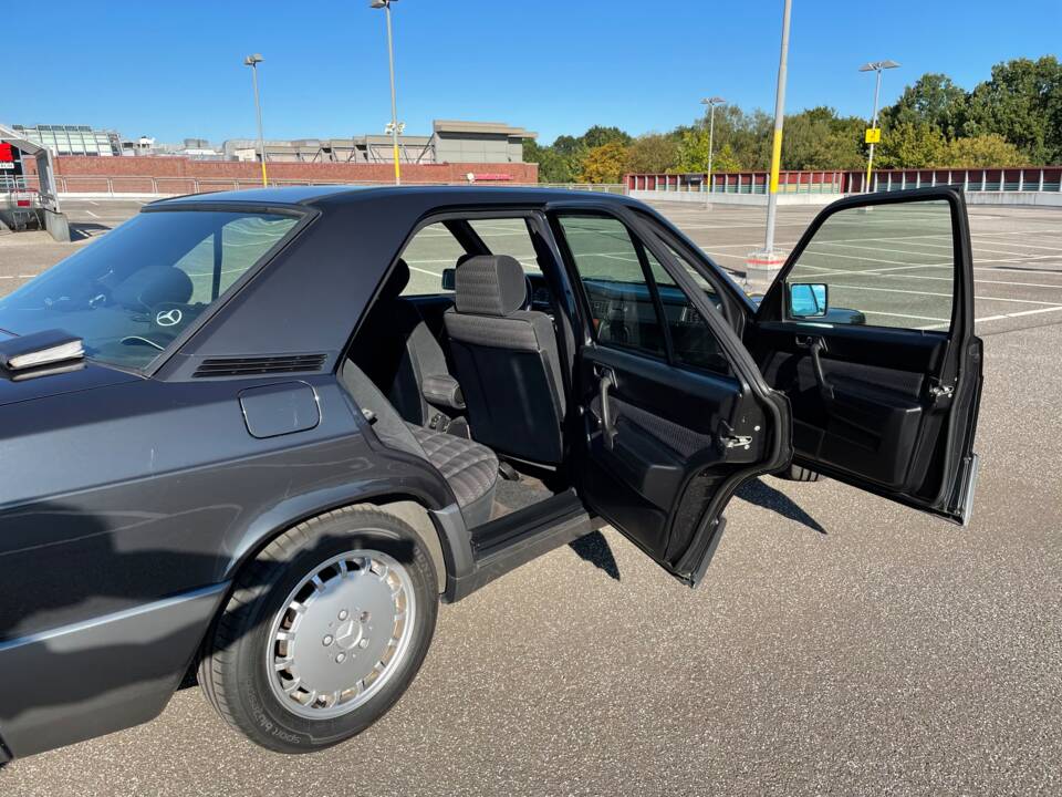 Bild 14/15 von Mercedes-Benz 190 E 1.8 (1992)