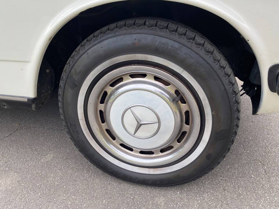 Image 28/49 of Mercedes-Benz 230 C (1980)