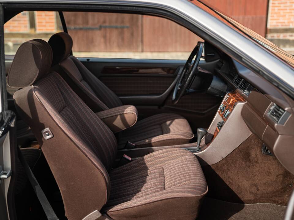 Immagine 35/73 di Mercedes-Benz 300 CE (1991)