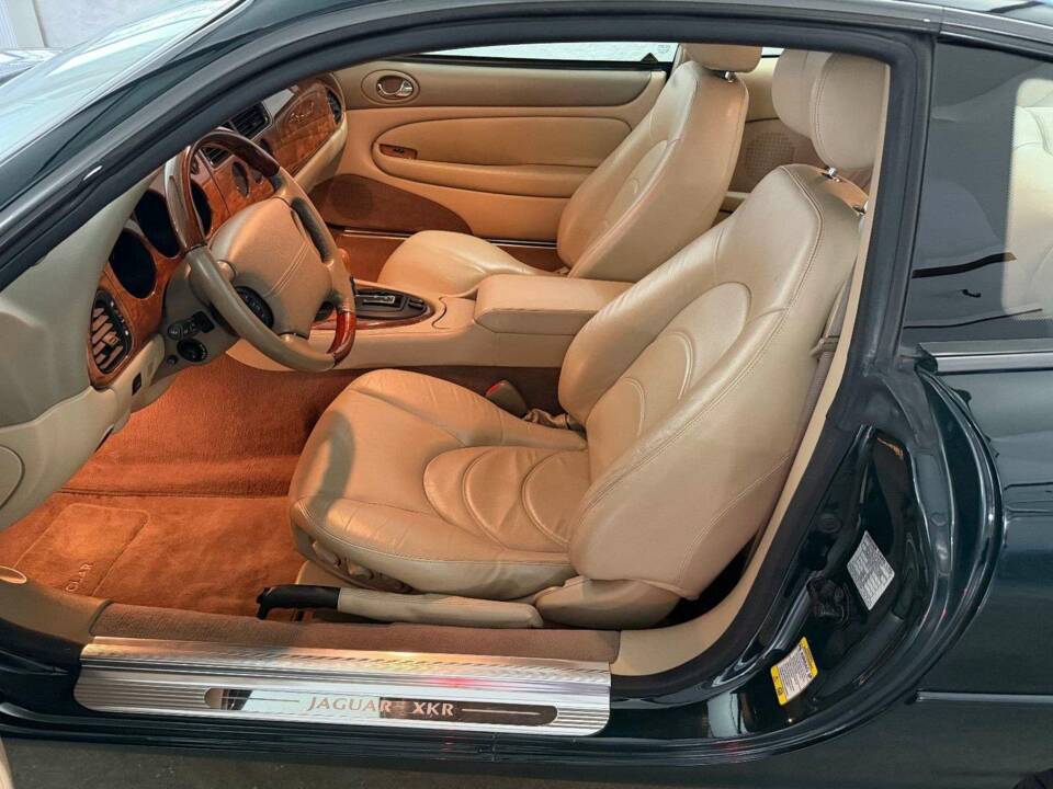 Image 7/26 of Jaguar XKR (2000)