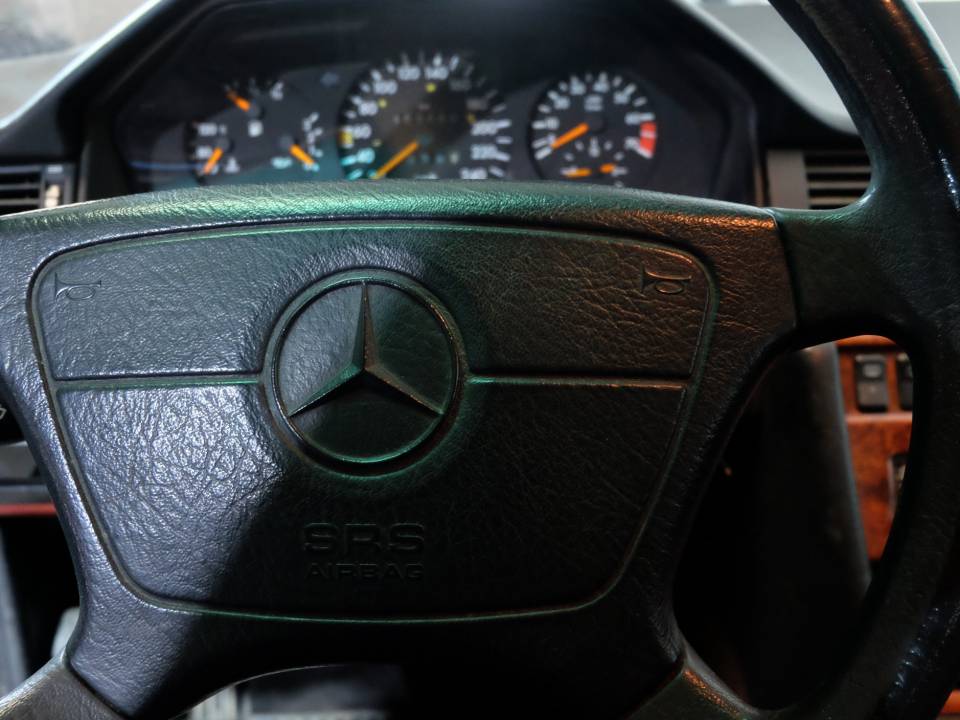 Image 6/21 de Mercedes-Benz 200 TE (1993)