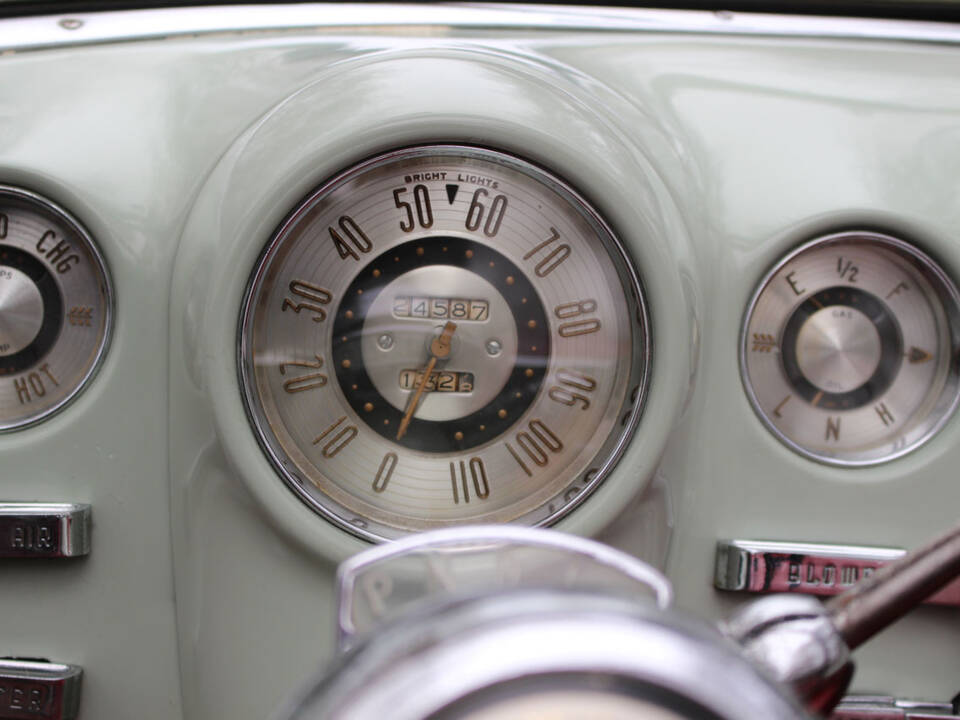 Image 16/27 of Buick Roadmaster (1949)