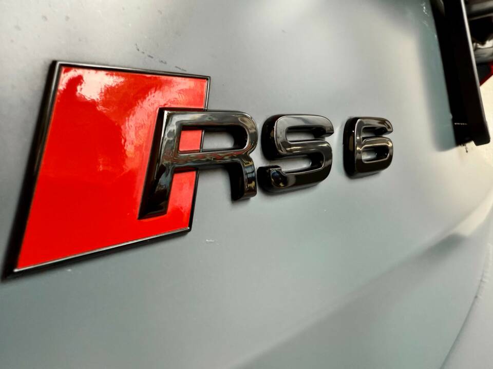 Immagine 14/31 di Audi RS6 Avant (2021)