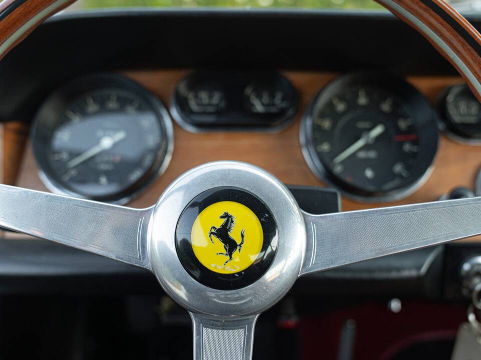 Afbeelding 39/50 van Ferrari 330 GT 2+2 (1964)