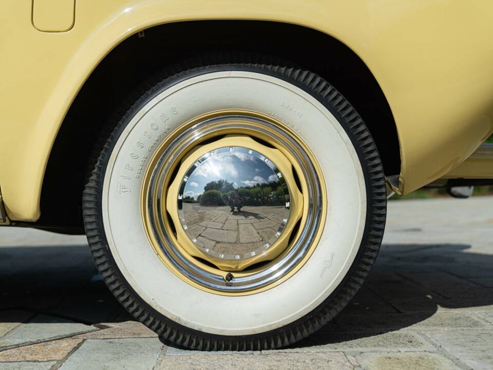 Image 41/50 of Studebaker Champion Regal DeLuxe Convertible (1950)