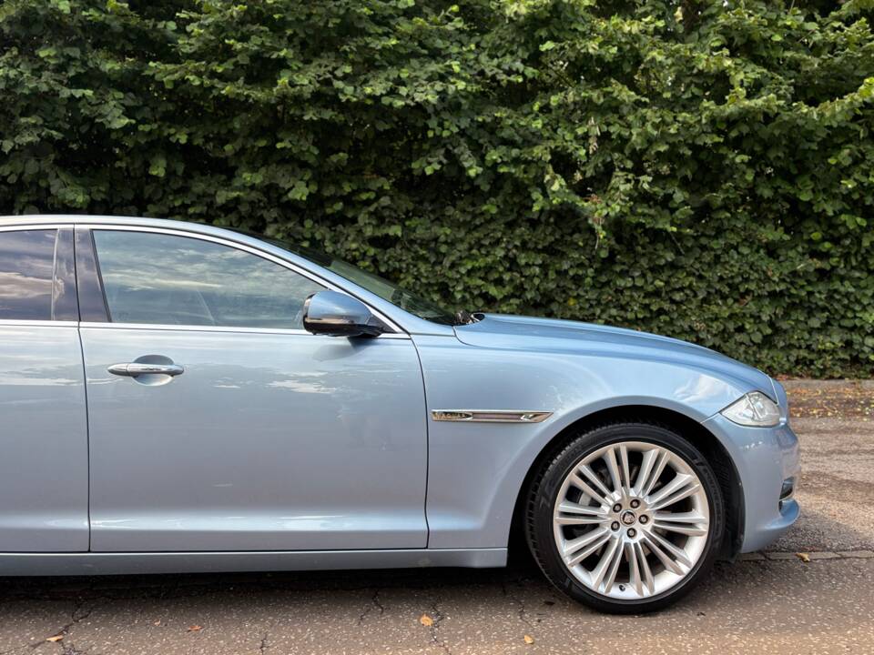 Image 32/50 of Jaguar XJ 5.0 (2011)