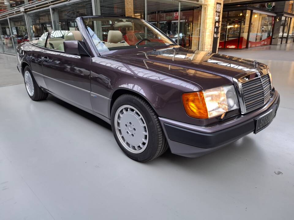 Image 26/42 of Mercedes-Benz 300 CE-24 (1993)