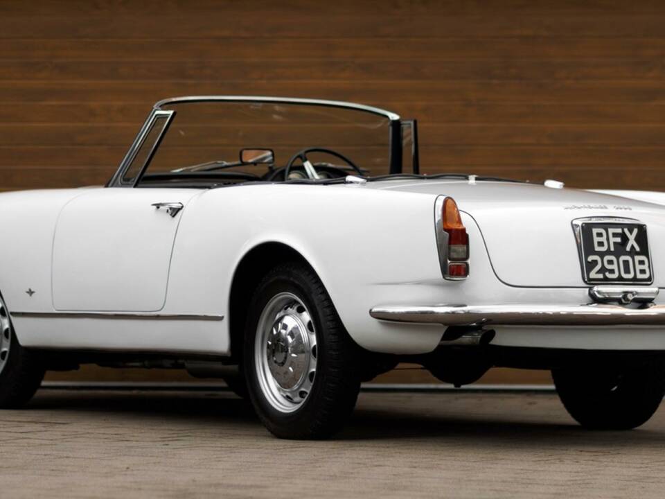 Image 25/50 of Alfa Romeo 2600 Spider (1964)