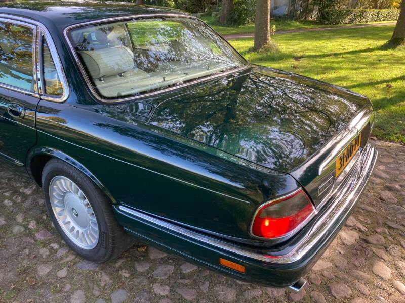 Afbeelding 8/76 van Jaguar XJ12 6.0 (1995)