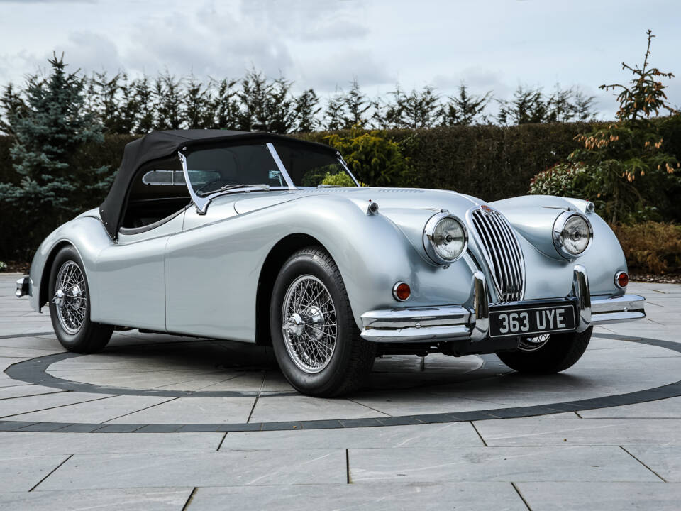 Image 2/13 of Jaguar XK 140 SE OTS (1956)