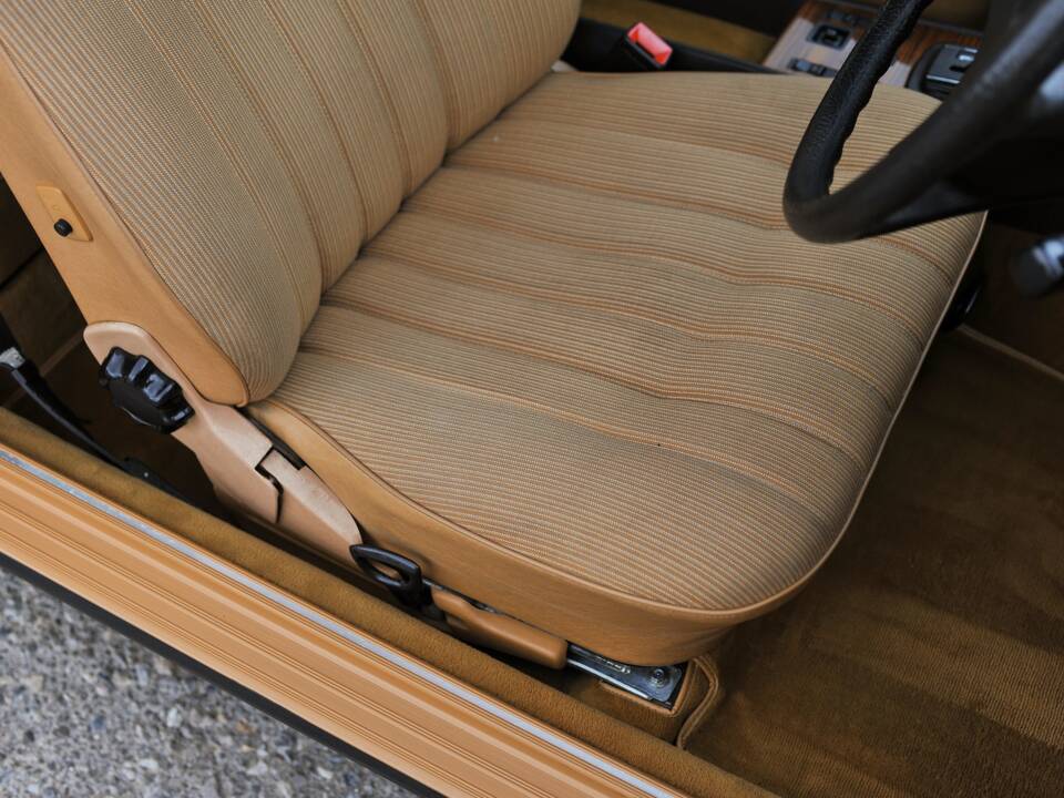 Image 23/33 of Mercedes-Benz 230 CE (1985)