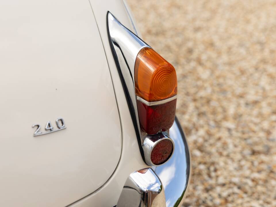 Image 9/50 of Jaguar Mk II 2.4 (1967)