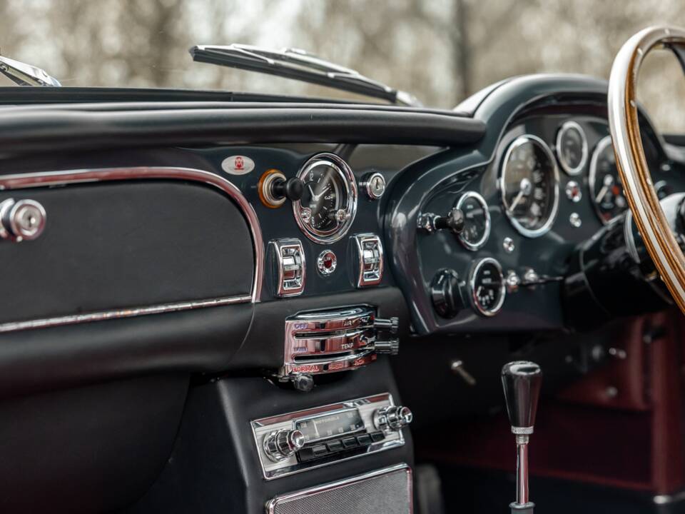 Immagine 55/74 di Aston Martin DB 5 Vantage (1964)