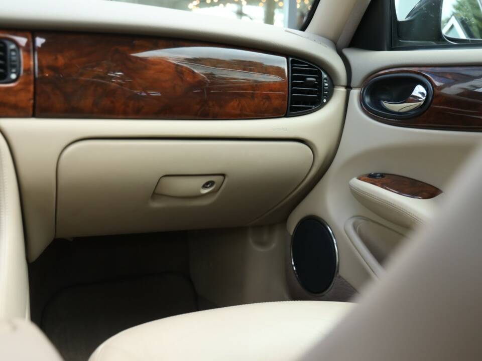 Bild 26/50 von Jaguar XJ 8 4.0 Executive (2001)