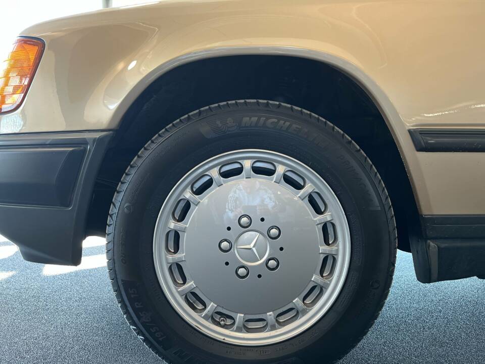 Bild 13/22 von Mercedes-Benz 300 E 4-Matic (1988)