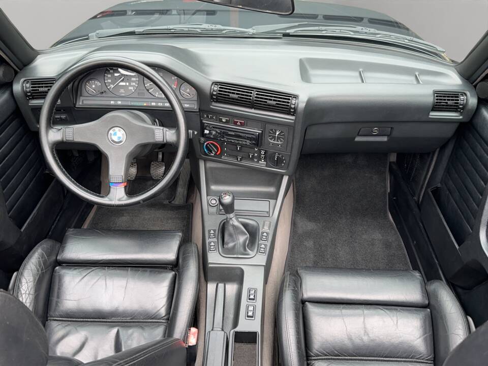 Image 13/27 de BMW 320i (1989)