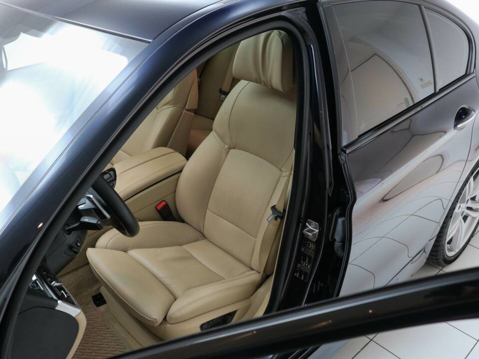 Image 9/24 of BMW 550i (2012)