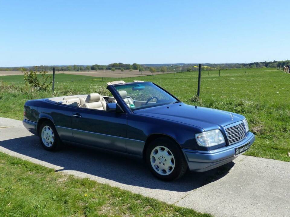 Mercedes-Benz E 220 Cabriolet (C 124) nachtblau 1994