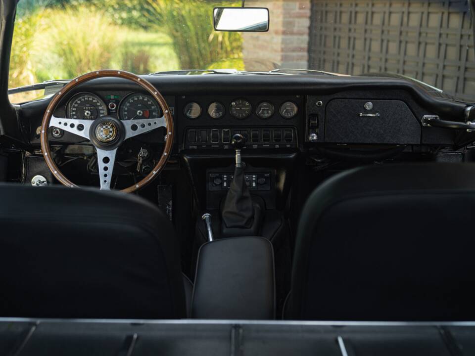 Image 35/50 de Jaguar E-Type (1968)