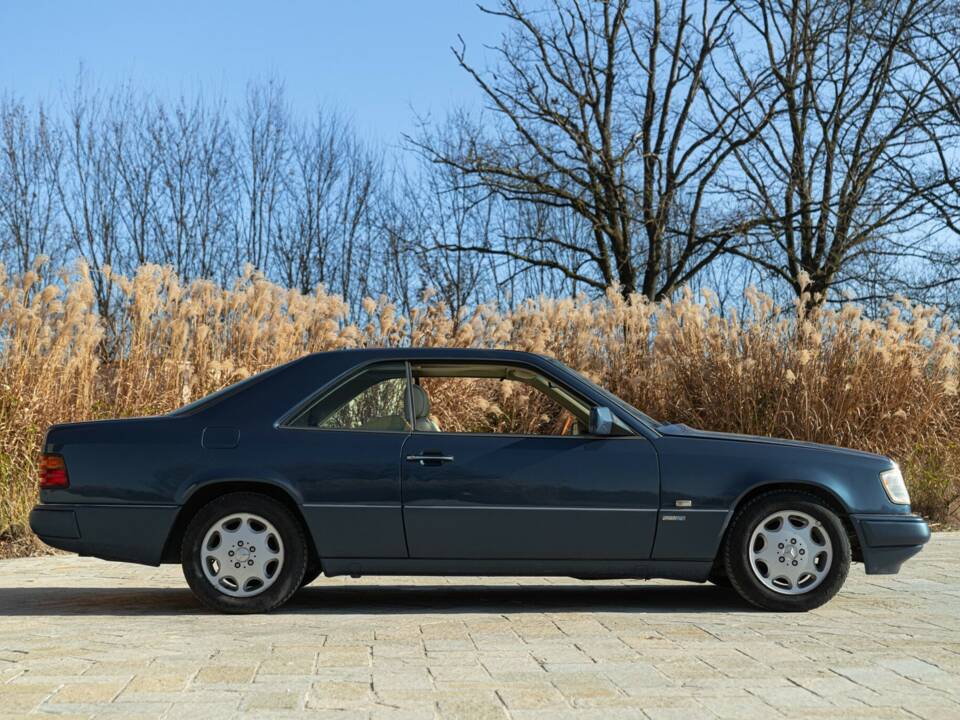 Bild 4/50 von Mercedes-Benz 200 CE (1992)