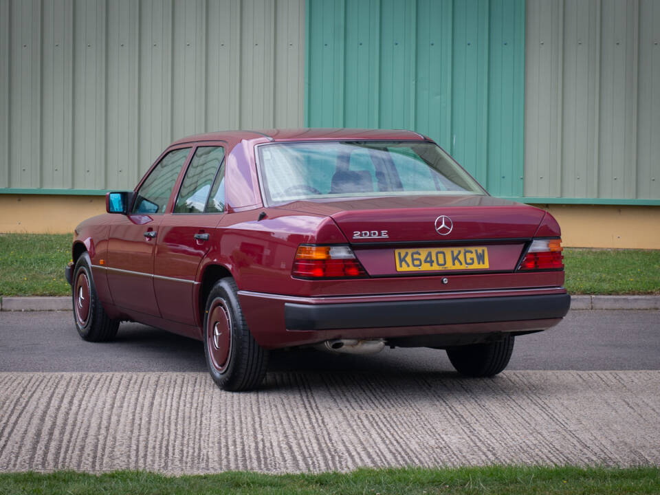 Bild 6/23 von Mercedes-Benz 200 E-16 (1993)