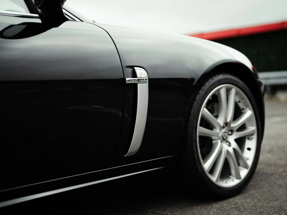 Image 8/33 of Jaguar XKR (2008)