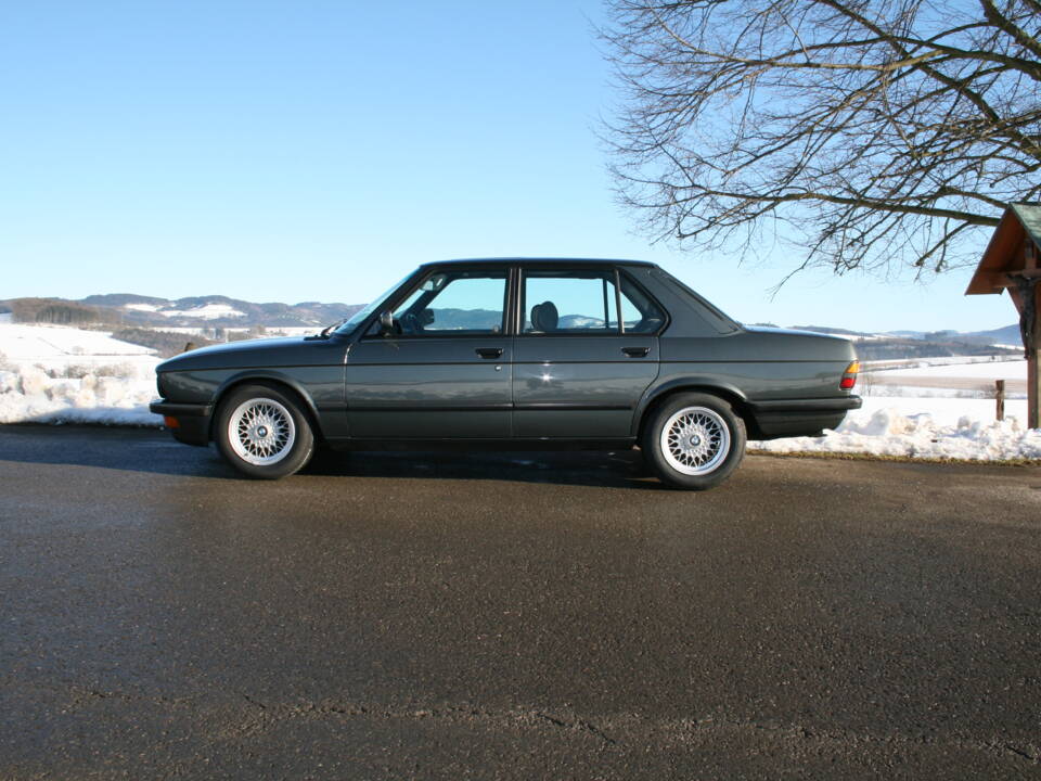 Image 44/65 of BMW 520i (1987)