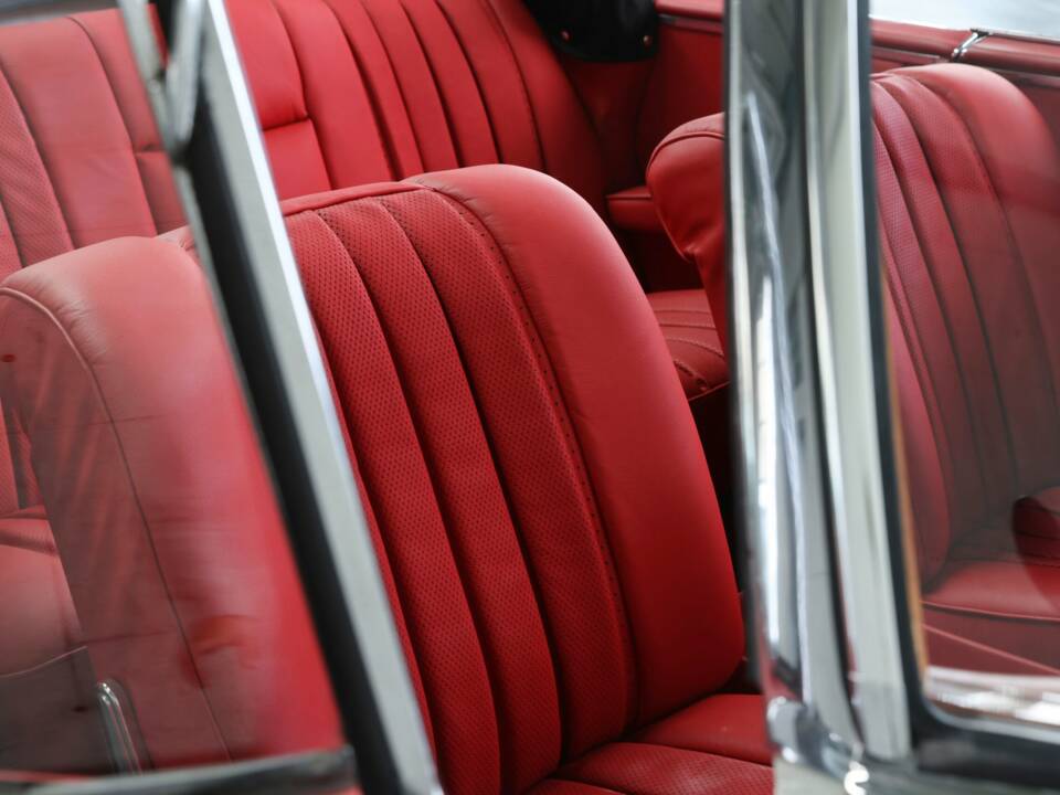 Image 33/50 of Mercedes-Benz 280 SE 3,5 (1969)