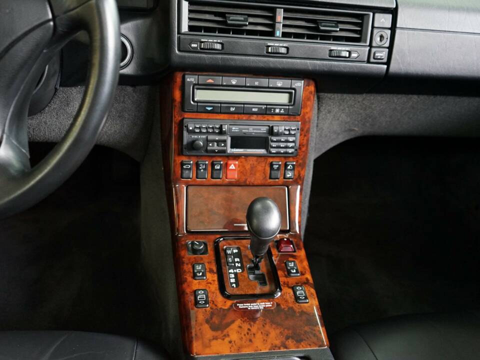 Image 13/33 of Mercedes-Benz SL 500 (2001)